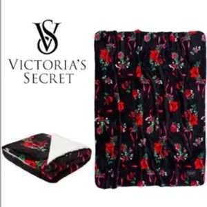 Victoria’s Secret Roses Plush Blanket NWT 💗🖤🌹